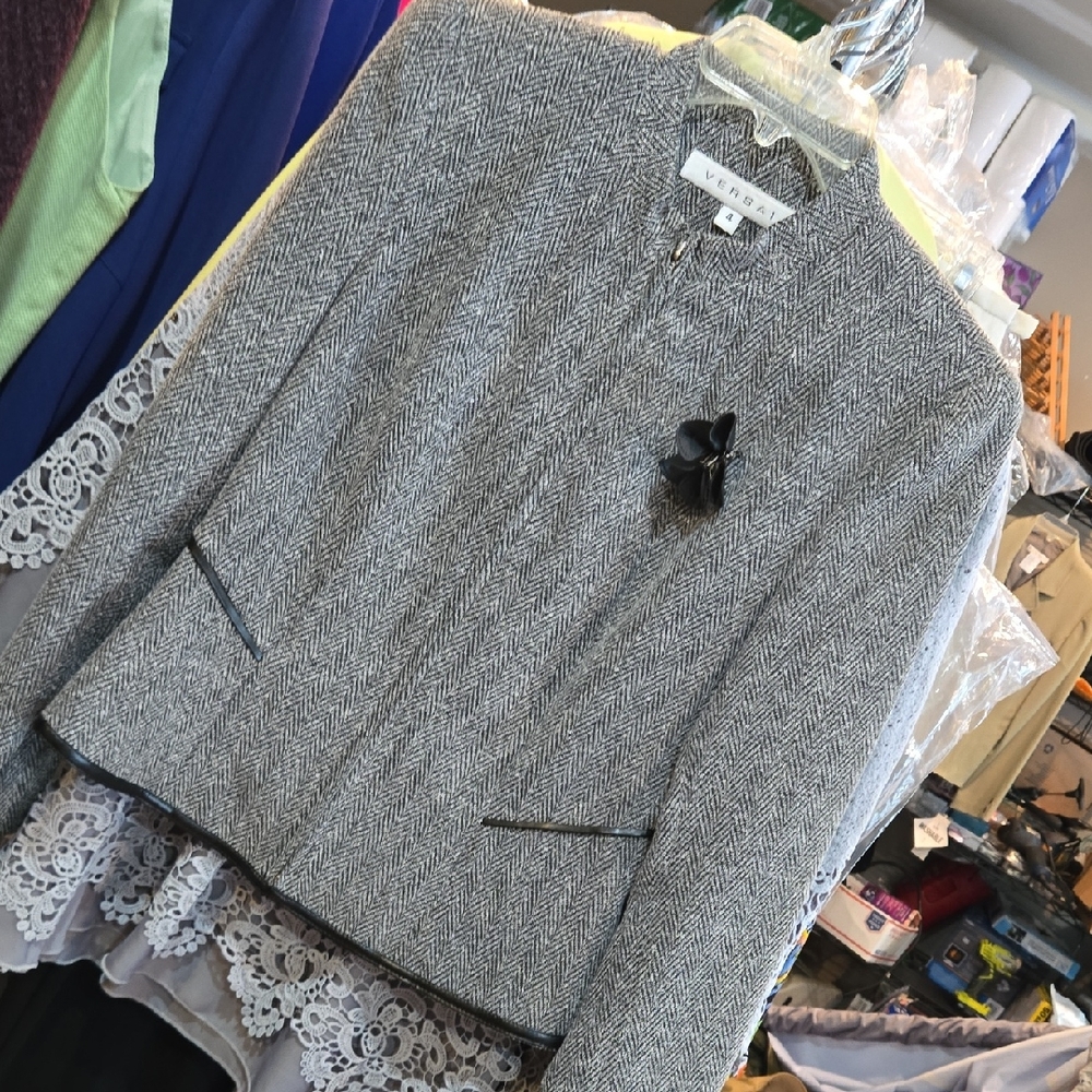 Elegant Gray Herringbone Blazer with Black Accent